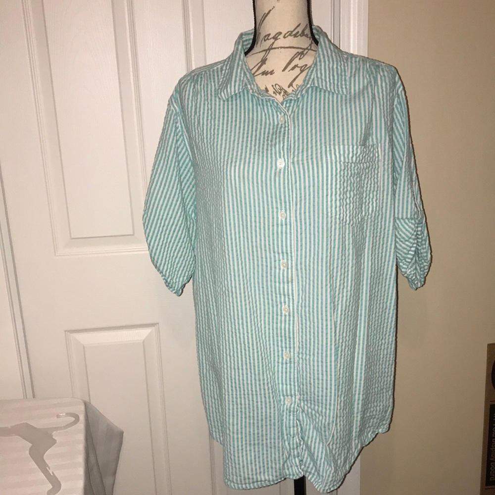 Women bottoms down shirt, short sleeves with a bottoms to put up sleeves.